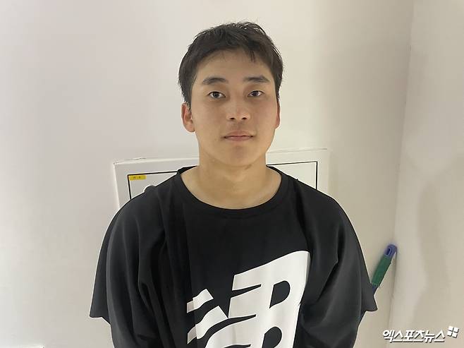 KT 위즈 마무리투수 박영현이 30일 수원 KT위즈파크에서 열린 삼성 라이온즈와의 더블헤더 2차전에서 세이브를 올린 뒤 인터뷰를 마치고 기념촬영하고 있다. 수원, 최원영 기자