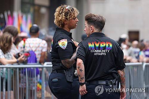 무지개색 뉴욕 경찰(NYPD) 문구 제복을 입은 경찰 [뉴욕 EPA=연합뉴스]