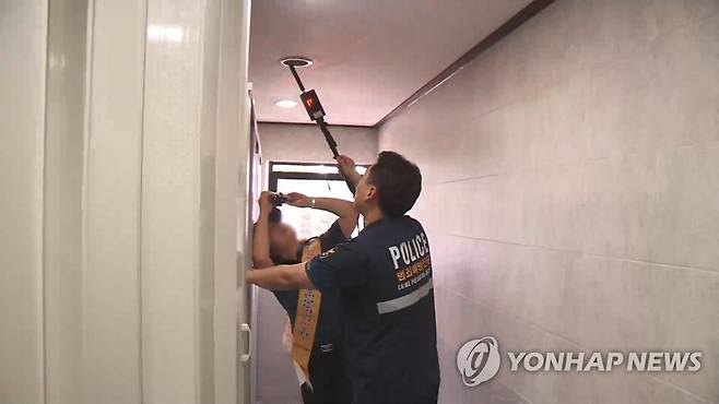 여자화장실 몰래카메라 단속 [연합뉴스TV 제공]