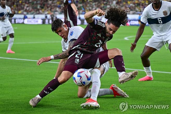 경합하는 멕시코와 에콰도르 선수들 [USA TODAY Sports=연합뉴스]