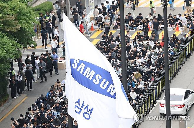 전국삼성전자노조 문화행사 (서울=연합뉴스) 김성민 기자 = 삼성전자 노동조합 조합원들이 24일 오후 서울 강남구 삼성전자 사옥 앞에서 노동조합과의 교섭을 촉구하며 문화 행사를 열고 있다. 2024.5.24 ksm7976@yna.co.kr