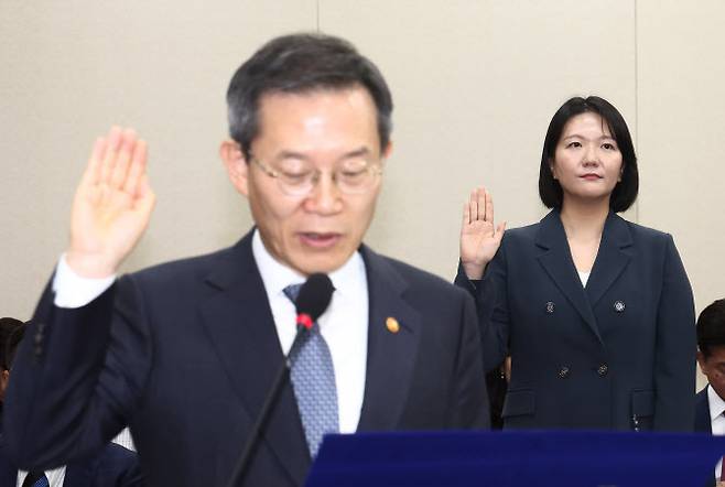 이종호 과학기술정보통신부 장관이 2일 오후 서울 여의도 국회에서 열린 과학기술정보방송통신위원회 6차 전체회의에서 증인 선서를 하고 있다. 오른쪽은 최수연 네이버 대표이사. (사진=뉴스1)