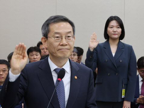 이종호 과학기술정보통신부 장관(왼쪽)과 최수연 네이버 대표이사(오른쪽)가 2일 오후 국회 과학기술정보방송통신위원회 전체회의에 참석해 라인사태와 관련한 현안 질의에 답하기 앞서 증인선서를 하고 있다. (사진=연합뉴스)