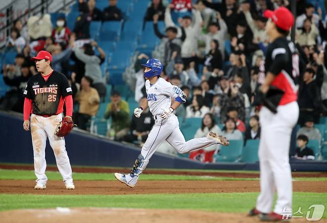 8일 오후 대구 삼성라이온즈파크에서 열린 프로야구 '2024 신한 SOL 뱅크 KBO리그' KIA 타이거즈와 삼성 라이온즈의 경기, 7회말 삼성 7번타자 이재현이 좌월 1점 홈런을 친 뒤 그라운드를 달리고 있다. 2024.5.8/뉴스1 ⓒ News1 공정식 기자