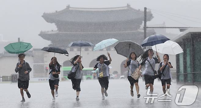 장맛비가 내리는 2일 서울 광화문광장에서 우산 쓴 학생들이 즐거운 시간을 보내고 있다. 2024.7.2/뉴스1 ⓒ News1 박지혜 기자