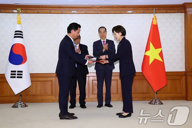 한화진 환경부 장관이 2일 오후 서울 종로구 정부서울청사에서 한덕수 국무총리가 임석한 가운데 당 꾸억 카잉 베트남 천연자원환경부 장관과 ‘베트남 자원재활용산업단지(RRIZ)’ 설립에 관한 협력 양해각서를 교환하고 있다. (국무총리실 제공) 2024.7.2/뉴스1