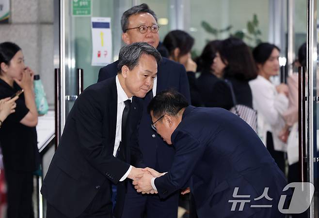 2일 진옥동 신한금융지주 회장과 정상혁 신한은행장이 저녁 전날 서울 시청역에서 사고로 목숨을 잃은 직원들의 빈소가 마련된 서울대병원 장례식장에서 조문객들을 배웅하고 있다. 2024.7.2/뉴스1 ⓒ News1 이동해 기자