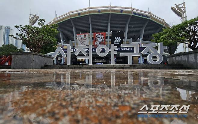 30일 부산 사직구장에서 열리는 롯데와 한화의 경기. 장맛비 내리고 있는 사직구장. 부산=송정헌 기자songs@sportschosun.com/2024.06.30/