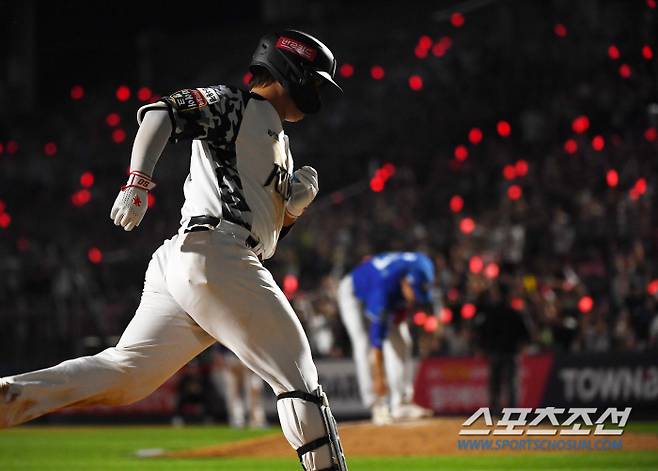 8회말 무사 4-3으로 따라붙는 솔로포를 친 강백호