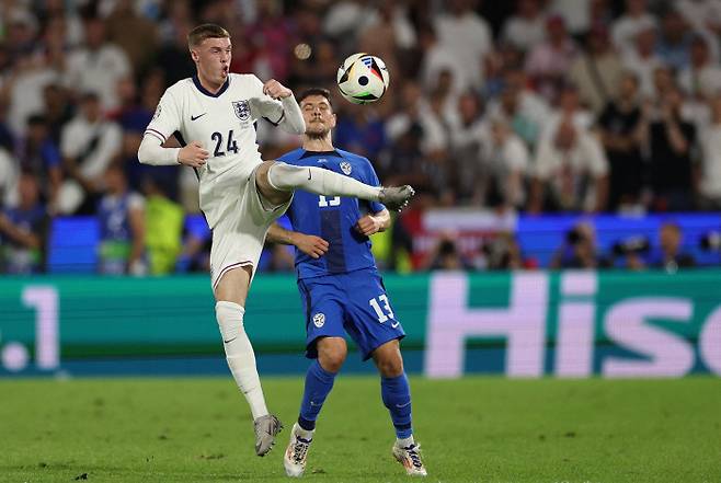 England's midfielder #24 Cole Palmer fights for the ball with Slovenia's defender #13 Erik Janza during the UEFA Euro 2024 Group C football match between England and Slovenia at the Cologne Stadium in Cologne on June 25, 2024. (Photo by Adrian DENNIS / AFP)<저작권자(c) 연합뉴스, 무단 전재-재배포, AI 학습 및 활용 금지>