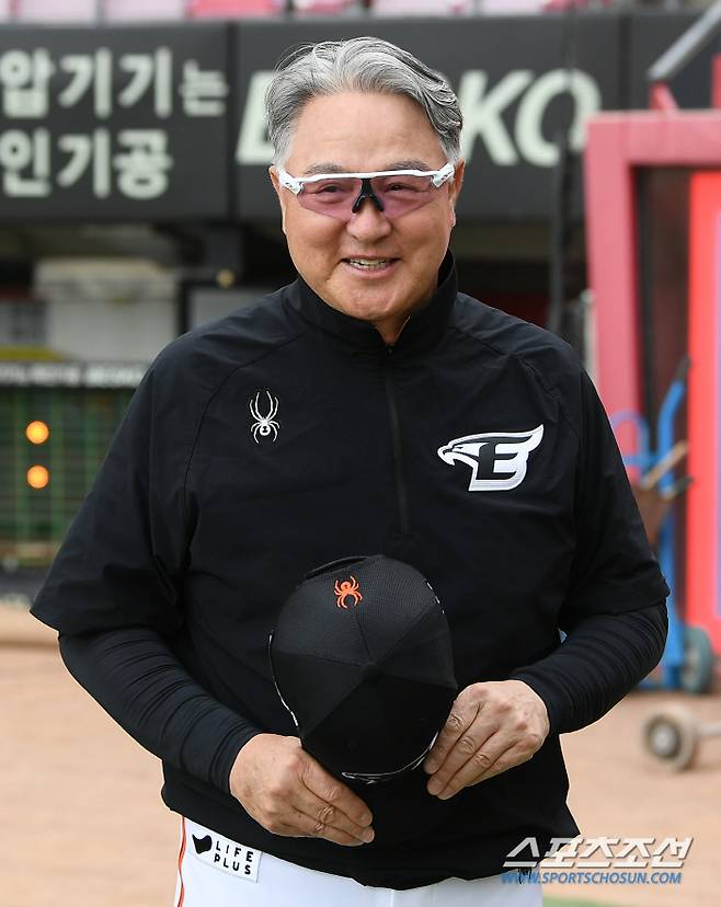 그라운드에 나온 한화 김경문 감독. 광주=정재근 기자 cjg@sportschosun.com/2024.6.21/