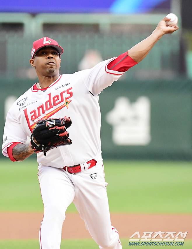 11일 인천 SSG랜더스필드에서 열린 KBO리그 SSG와 키움의 경기. 선발 투구하고 있는 SSG 엘리아스. 인천=송정헌 기자songs@sportschosun.com/2024.04.11/