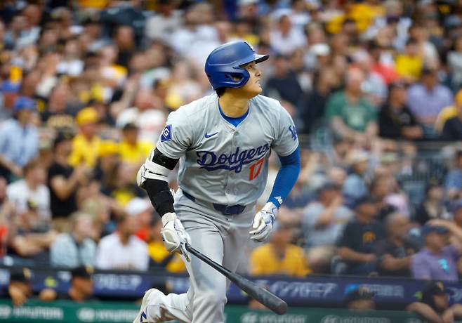 지난 6일(한국시각) 피츠버그전에서 3회 홈런을 확인한 뒤 배트를 던지고 베이스를 돌기 시작하는 오타니. AFP연합뉴스