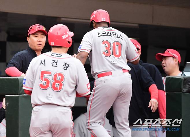 25일 부산 사직야구장에서 열린 롯데와 KIA의 경기. 1회 롯데 나균안 상대 투런홈런 날린 KIA 소크라테스. 부산=송정헌 기자songs@sportschosun.com/2024.06.25/