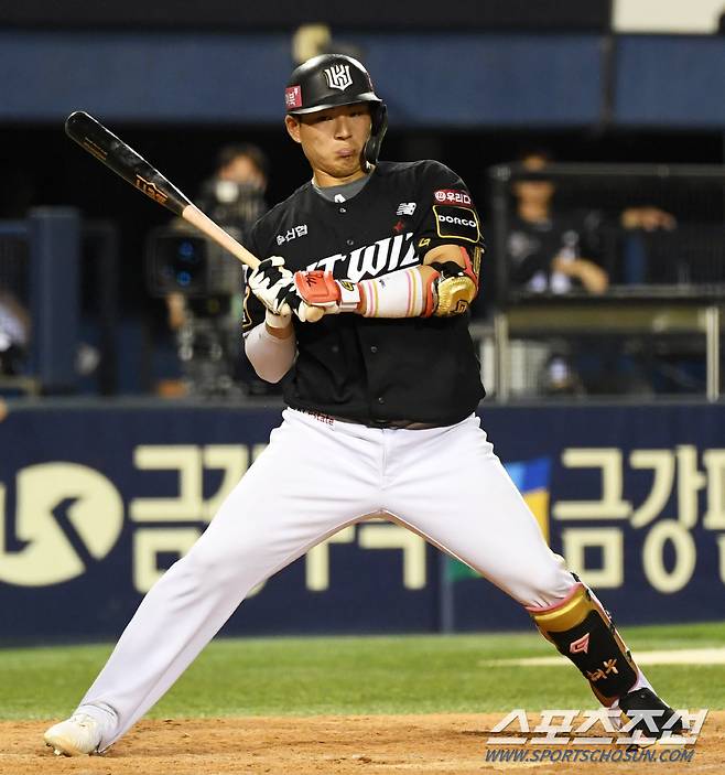 21일 잠실구장에서 열린 LG 트윈스와 KT 위즈의 경기. 9회초 2사 만루 KT 강현우가 볼넷을 얻어내고 있다. 잠실=박재만 기자 pjm@sportschosun.com/2024.06.21/