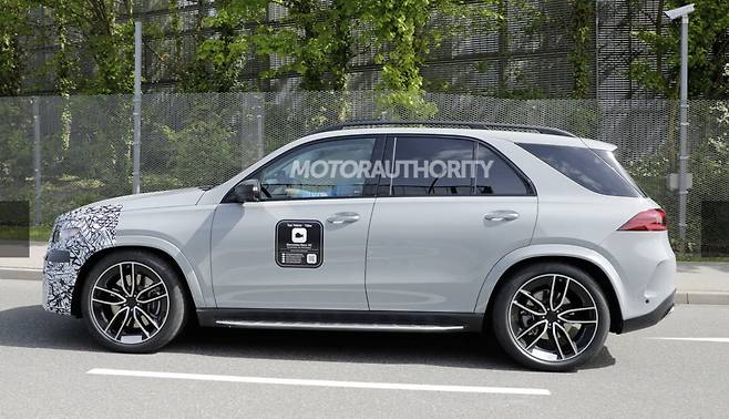메르세데스-벤츠 'GLE 2차 페이스리프트' 테스트카 (출처 : Motor Authority)