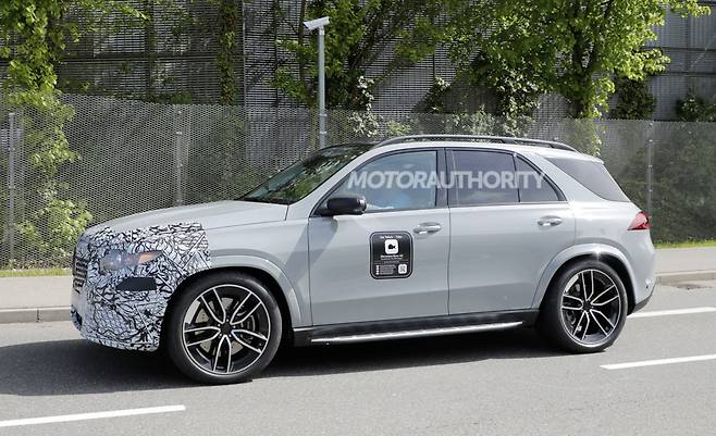 메르세데스-벤츠 'GLE 2차 페이스리프트' 테스트카 (출처 : Motor Authority)