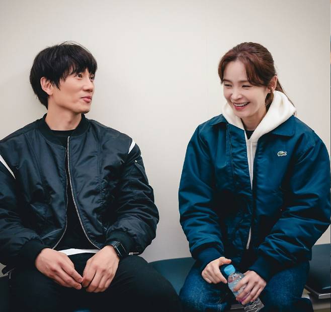 ‘커넥션’ 지성과 전미도, 권율과 김경남, 차엽이 3일 뒤로 다가온 종영의 아쉬움을 달랠 ‘촬영장 비하인드컷’을 전격 공개했다. SBS제공