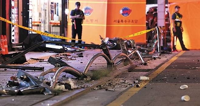 1일 오후 9시 28분쯤 차량 역주행 사고가 발생한 서울 중구 시청역 교차로에서 경찰이 차량과 보행자 통행을 통제하고 있다. 사고 차량이 인도를 덮치면서 가드레일 30여m가 부서지거나 휘여 있었다. /박상훈 기자