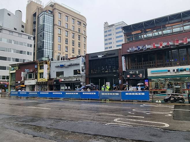 1일 오후 9시 27분쯤 서울 중구 시청 앞 도로에서 역주행 교통사고로 9명이 사망하고 4명이 다치는 등 13명의 사상자가 발생했다. 사진은 2일 오전 사고 현장의 모습. /김양혁 기자