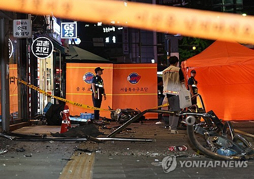 2일 오전 전날 대형 교통사고가 발생한 서울 시청역 인근 교차로 인도에 사고 여파로 파편이 흩어져 있다. [연합뉴스]