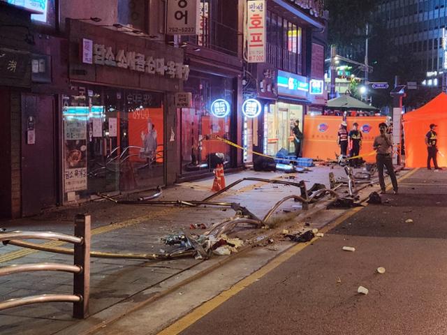 1일 오후 서울시청역 인근 도로에서 승용차 한 대가 인도로 돌진해 6명이 숨지고 7명이 부상을 입었다. 부상자 중 3명이 심정지 상태로 병원에 이송돼 피해 규모는 더 커질 전망이다. 이서현 기자