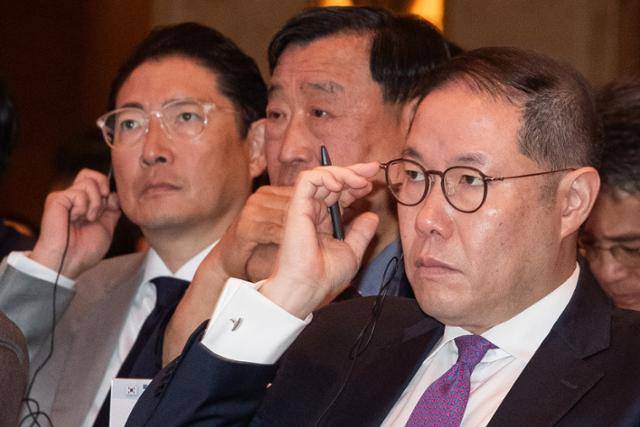 조현준(왼쪽) 효성그룹 회장과 조현상(오른쪽) HS효성 부회장이 1일 서울 중구 롯데호텔에서 열린 한·베트남 비즈니스 포럼에서 팜민찐 베트남 총리의 연설을 경청하고 있다. 뉴스1