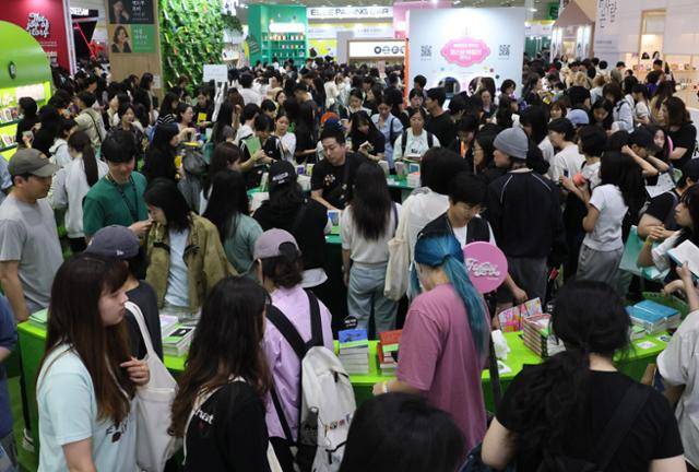 지난달 30일 서울 강남구 코엑스에서 열린 2024 서울국제도서전에서 관람객들이 책을 살펴보고 있다. 연합뉴스
