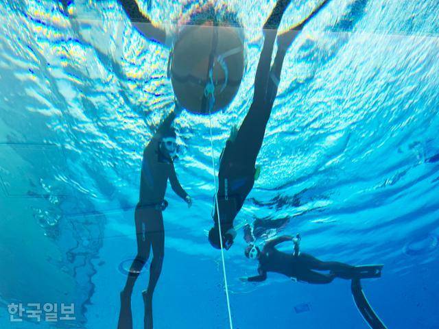 울진해양레포츠센터에서 프리다이빙과 스쿠버다이빙 교육이 진행되고 있다.