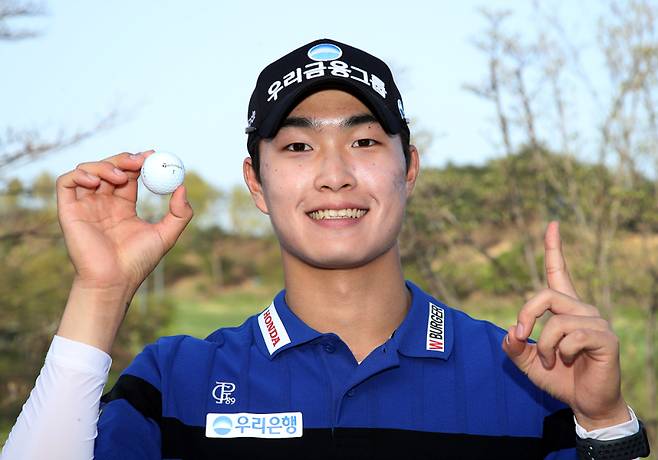 KPGA 파운더스컵 with 한맥CC에서 홀인원 후 포즈를 취하고 있는 박준홍. KPGA 제공