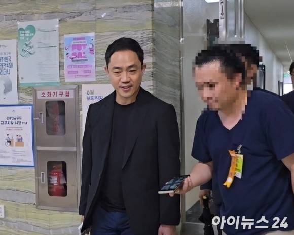 2일 오후 서상원 스테이지엑스 대표(왼쪽)가 국회 과학기술정보방송통신위원회 전체회의에 증인 자격으로 입장하고 있다. [사진=안세준 기자]