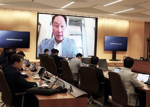 최태원 SK 회장이 지난달 28~29일 경기도 이천 SKMS연구소에서 열린 경영전략회의에 화상으로 참석해 오프닝 스피치를 하고 있다. [사진=SK그룹]