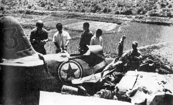 6·25전쟁 발발 12일 만에 격추된 야크 전투기. 소련 지원을 위장하기 위해 소련군 표식을 지우고 북한군 마크를 그려 놓았다. [중앙포토]