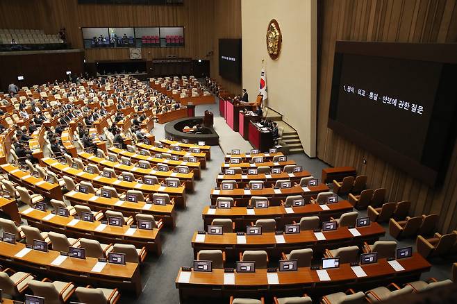 2일 오후 서울 여의도 국회 본회의장에서 열린 제415회국회(임시회) 4차 본회의 정치·외교·통일·안보 분야 대정부질문에 국민의힘 의원들이 불참해 자리가 비어있다. 국민의힘 의원들은 이날 본회의에서 야권이 추진하는 채상병특검법 상정과 관련해 항의하며 의장실 앞 농성 및 의원총회를 진행하고 있다. 뉴스1