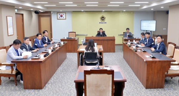 충남도의회 기획경제위원회는 2일 1차 회의를 열어 부위원장과 상임위원을 선임하고, 제12대 의회 후반기 의정활동에 들어갔다. 충남도의회 제공