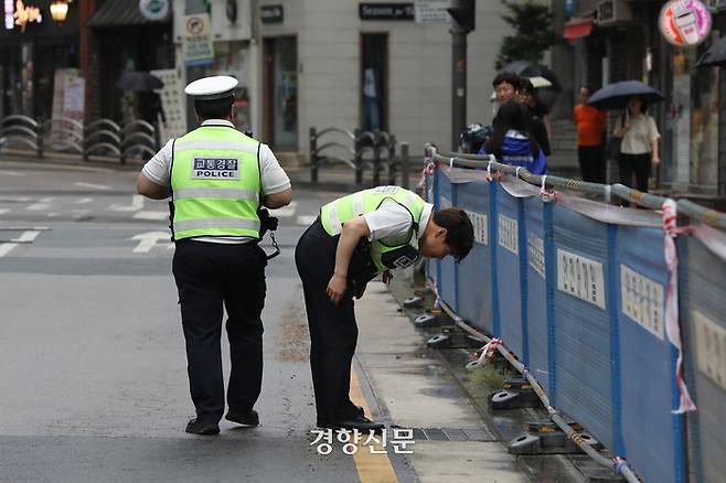 지난밤 역주행 차량이 인도를 덮쳐 9명이 숨지고 4명이 다치는 사고가 발생한 서울 시청역 인근에서 2일 경찰이 현장을 살펴보고 있다. 정효진 기자