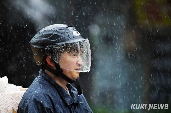'한 택배기사가 폭우가 내리는 가운데 조심스럽게 이동하고 있다'2일부터 이틀 간 예상 강수량은 ▲서울·인천·경기, 서해5도, 강원내륙·산지, 대전·세종·충남, 충북 , 광주·전남, 전북, 부산·울산·경남, 대구·경북 30~80㎜(많은 곳 서울·인천·경기남부, 중부내륙·산지, 충남북부, 충북북부 100㎜ 이상, 경기북부, 북부내륙 산지 120㎜ 이상) ▲제주도 20~60㎜ ▲울릉도·독도 10~40㎜다.