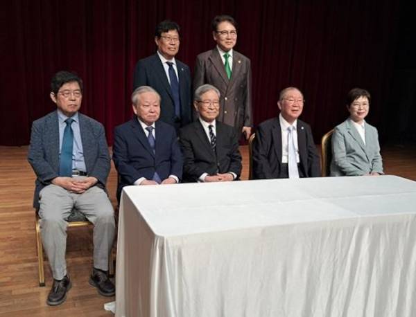 민경배(앞 줄 가운데) 박사가 지난 5월 20일 서울 동작구 CTS홀에서 열린 ‘민경배의 한국교회사에 대한 공개 연구발표회에서 단체사진을 촬영하고 있다. 민 박사 제공