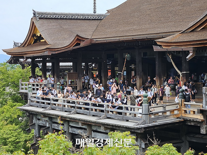 교토 기요미즈데라 무대의 모습. 절벽 밖으로 돌출된 무대를 지탱하는 것이 사진 아랫부분에 살짝 보이는 139개의 기둥이다. [교토 이승훈 특파원]