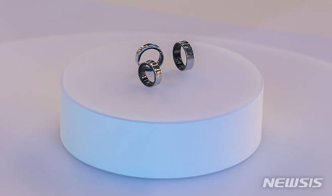 [바르셀로나(스페인)·서울=뉴시스] 삼성전자는 26일 오전 9시(현지시간) 세계 최대 이동통신 전시회인 '모바일월드콩그레스(MWC) 2024'에서 반지 형태의 새 웨어러블 기기 '갤럭시 링' 실물 디자인을 최초 공개했다.