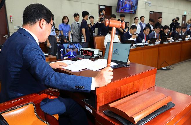 신정훈 국회 행안위원장이 2일 오전 국회에서 열린 행정안전위원회 전체회의를 주재하고 있다. 연합뉴스