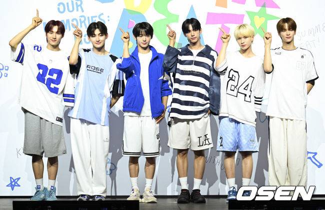 [OSEN=김성락 기자] 24일 오후 서울 용산구 블루스퀘어 마스터카드홀에서 그룹 투어스(TWS)의 미니 2집 ‘SUMMER BEAT!’ 발매 기념 미디어 쇼케이스가 열렸다. 미니 2집 ‘SUMMER BEAT!’는 짜릿한 ‘첫 만남(미니 1집 ‘Sparkling Blue’)’ 이후 더 깊어지는 관계 속에서 ‘함께 하는 것에 대한 즐거움, 두근거림’을 이야기하는 앨범이다. 그룹 투어스가 포토타임을 갖고 있다. 2024.06.24 /ksl0919@osen.co.kr