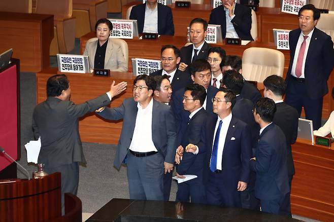 김병주 더불어민주당 의원이 2일 오후 서울 여의도 국회에서 열린 제415회국회(임시회) 4차 본회의 정치·외교·통일·안보 분야 대정부질문에서 한덕수 국무총리에게 질문을 하다가 국민의힘 의원들을 향해 '정신나갔다'고 표현한 것을 두고 국민의힘 의원들에게 항의를 받으며 설전을 벌이고 있다. 김 의원은 한 총리에게 질문을 하다가 "정신 나간 국민의힘 의원들은 논평에서 한미일 동맹이라고 표현했다"며 "일본은 국토에 대한 야욕을 갖고 있는 나라인데 어떻게 일본과 동맹을 한다고 생각하냐"고 발언했다. 이에 국민의힘 의원들이 강하게 항의하며 본회의가 정회됐다.   뉴스1