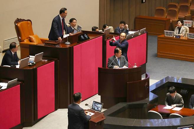 추경호 국민의힘 원내대표가 2일 오후 서울 여의도 국회에서 열린 제415회국회(임시회) 4차 본회의 정치·외교·통일·안보 분야 대정부질문에서 김병주 더불어민주당 의원이 한덕수 국무총리에게 질문을 하다가 국민의힘 의원들을 향해 '정신나갔다'고 표현한 것을 두고 주호영 부의장에게 정회를 요청하고 있다. 김 의원은 한 총리에게 질문을 하다가 "정신 나간 국민의힘 의원들은 논평에서 한미일 동맹이라고 표현했다"며 "일본은 국토에 대한 야욕을 갖고 있는 나라인데 어떻게 일본과 동맹을 한다고 생각하냐"고 발언했다. 이에 국민의힘 의원들이 강하게 항의, 주 부의장이 김 의원에게 사과를 권유했지만 거부하며 본회의가 정회됐다.  뉴스1