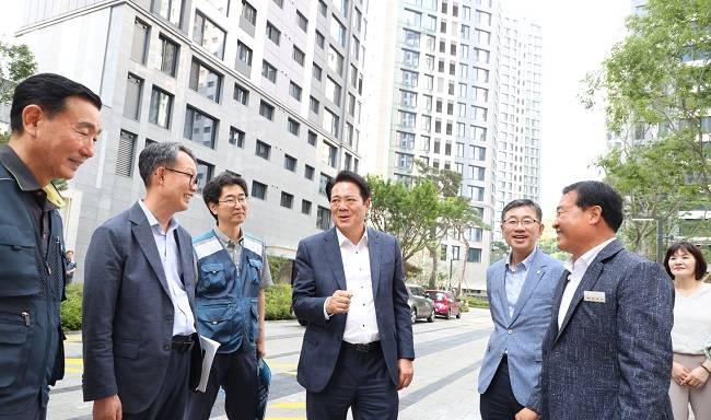 최대호 안양시장이 평촌엘프라우드 청년임대주택 현장을 방문했다. ⓒ안양시 제공