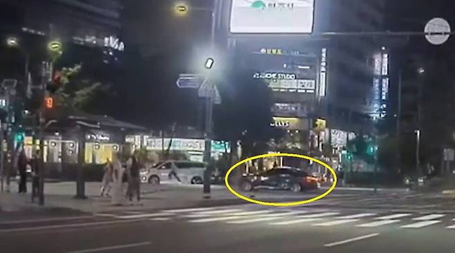 1일 밤 서울 중구 시청역 12번 출구 인근에서 사고를 일으킨 제네시스 차량(노란색 원)이 멈춰선 장면이 포착된 CCTV. 구조물 등을 추돌하지 않고 서서히 정차했다. ⓒ 연합뉴스