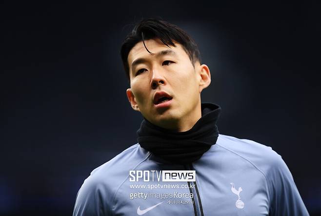 ▲ 손흥민은 영국 런던에서 진행했던 패션매거진 '바자르'와 인터뷰에서 '은퇴한다면 축구에 관한 일은 안 할 것'이라는 과거 발언이 여전히 유효한지 질문에 "그렇다"라면서 "이 마음은 평생 변하지 않을 것이다. 저와의 약속이고 이미 결정을 내린 부분이다. 축구를 사랑하고 좋아하지만 다른 사람을 가르칠 능력은 없다. 내가 직접 공을 차는 순간을 사랑한다. 은퇴를 한다면 그저 한 명의 축구 팬으로서 축구와 가깝게 지내게 될 것"이라고 말했다. '야후'도 "'축구를 너무 사랑하지만 다른 사람을 가르칠 능력이 없다'라고 설명했다"며 관련 발언을 집중조명했다