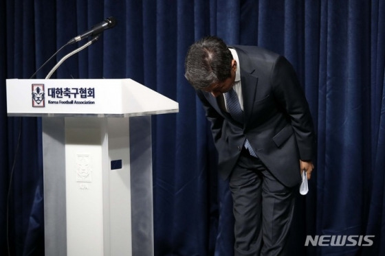 정몽규 대한축구협회 회장이 지난해 서울 종로구 축구회관에서 열린 비리 축구인 사면 재논의 임시 이사회를 마친 후 승부조작범 등 사면 전격 철회 입장을 발표한 후 인사하고 있다. /사진제공=뉴시스