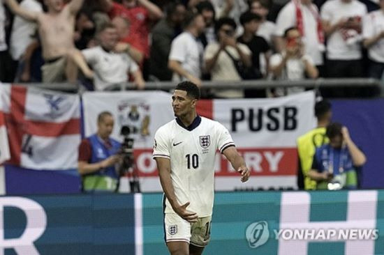 영국 공영방송 BBC는 1일 UEFA가 잉글랜드 축구대표팀 미드필더 주드 벨링엄이 유로 2024 16강 슬로바키아전에서 동점골을 터트린 후 보인 제스처를 조사 중이라고 보도했다. 벨링엄은 슬로바키아전 때 경기 막판에 환상적인 시저스 킥으로 동점골을 터트리면서 역전승의 발판을 마련했다. 다만 골을 넣은 후 사타구니를 잡은 모습을 포착돼 외설적인 행동을 했다는 의심을 받으면서 행동 기본 규칙 위반 여부에 관해 UEFA로부터 조사를 받고 있는 것으로 알려졌다. 연합뉴스