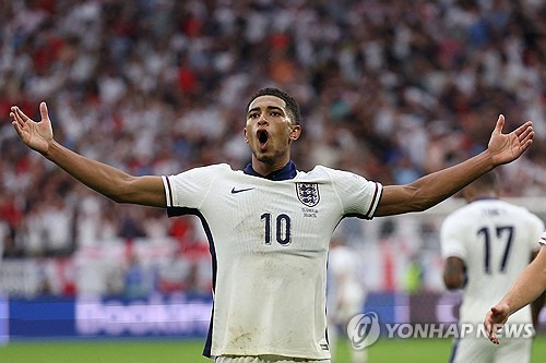 영국 공영방송 BBC는 1일 UEFA가 잉글랜드 축구대표팀 미드필더 주드 벨링엄이 유로 2024 16강 슬로바키아전에서 동점골을 터트린 후 보인 제스처를 조사 중이라고 보도했다. 벨링엄은 슬로바키아전 때 경기 막판에 환상적인 시저스 킥으로 동점골을 터트리면서 역전승의 발판을 마련했다. 다만 골을 넣은 후 사타구니를 잡은 모습을 포착돼 외설적인 행동을 했다는 의심을 받으면서 행동 기본 규칙 위반 여부에 관해 UEFA로부터 조사를 받고 있는 것으로 알려졌다. 연합뉴스